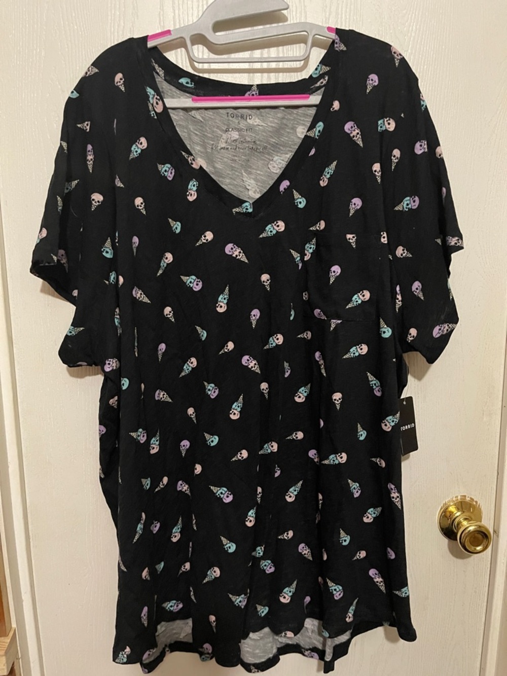 torrid Black V-Neck Tee with Pastel Skull Ice Cream Print BNWT 5X